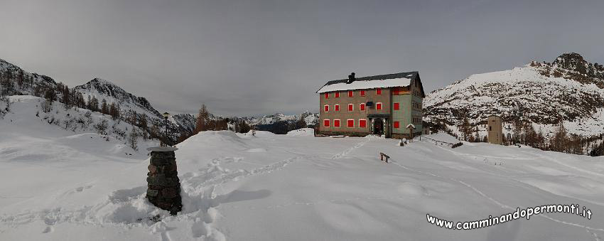 09 13772 Panoramica del Rifugio Laghi Gemelli.jpg